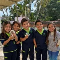 Equipo VetLife con mascotas